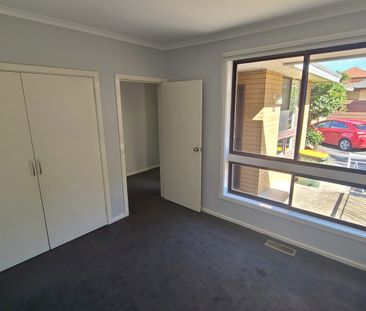 2 Bedroom Villa close to trains, parks and schools - Photo 5