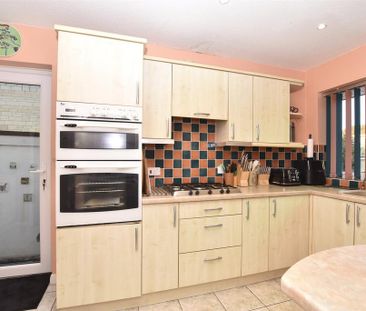 4 bedroom detached house to rent - Photo 5