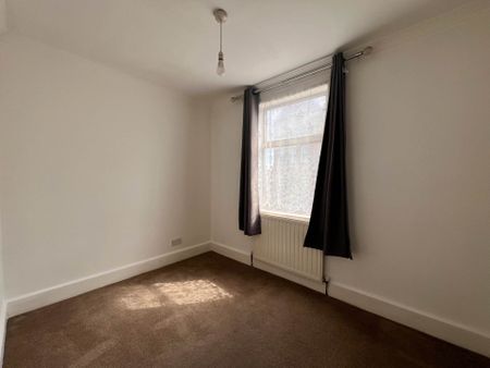 Guide Price £2,600 pcm - Available Now - Unfurnished - Photo 4
