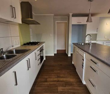 3 brms, single level, handy location - Photo 2