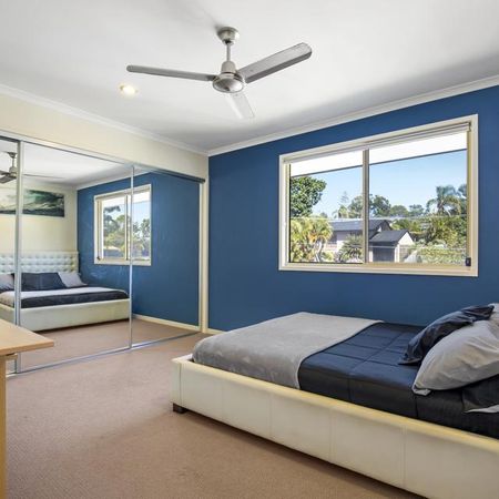 MASSIVE FAMILY HOME IS SET TO IMPRESS - 5 BEDROOMS - LARGE POOL & ENTERTAINING AREA - Photo 3