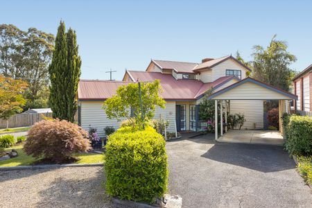 10 Park Ln, Croydon VIC 3136 - House For Rent | Domain - Photo 2