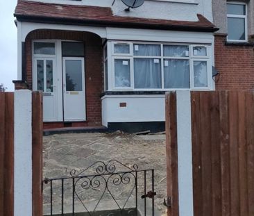 2 Bed Flat, Headstone Gardens, HA2 - Photo 3