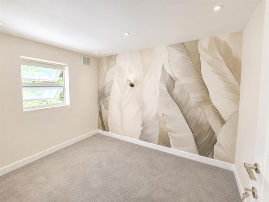 Buffers Lane, Leatherhead KT22, London - Photo 1