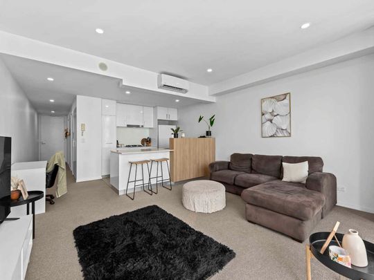 Stylish Top-Floor Apartment with Park Views & Rooftop Amenities - Photo 1