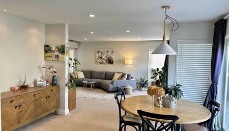 Refreshed, contemporary and superbly positione... - Photo 4