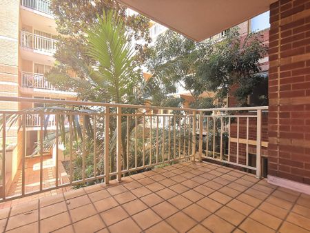 Recently Refurbished Garden Facing 2 Bedroom Apartment - Photo 5