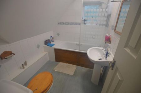 4 bedroom semi-detached house to rent - Photo 2