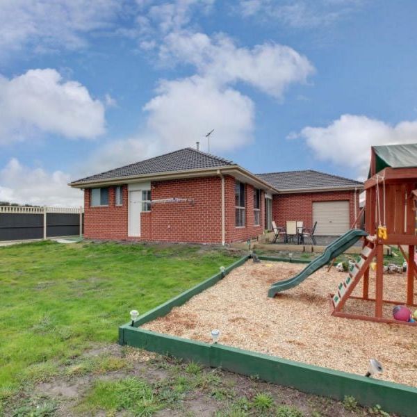 Spacious 4-Bedroom Family Home in Prime Location! - Photo 1
