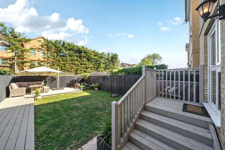 4 bedroom end of terrace house to rent - Photo 2