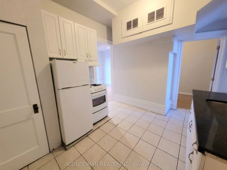 139 1/2 John Street S #4 - Photo 3
