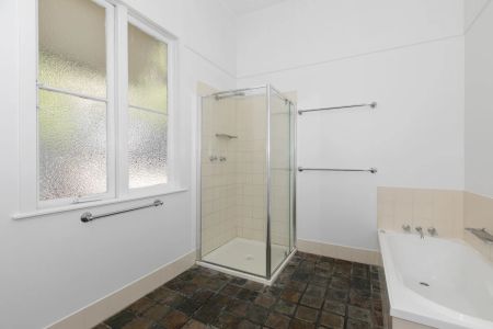 Renovated Inner-City Worker's Cottage – Walk to Everything! - Photo 3