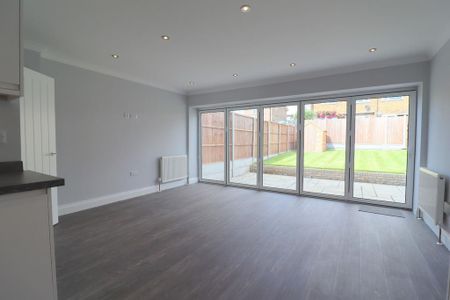 3 bedroom semi-detached house to rent - Photo 3