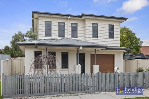 4 Bedroom Townhouse close to Bendigo Health - Photo 1