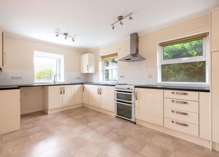 PLEASE EMAIL TO REGISTER YOUR INTEREST - A spacious four bedroom detached house with garden and garage located close to town, with far reaching views across the - Photo 4