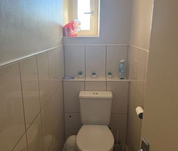 Room in a Shared Flat, Winterfold Close, SW19 - Photo 3