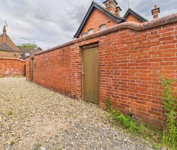 2 bedroom House in Rectory Road, Wokingham - Photo 2