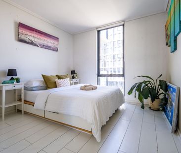 Spacious light filled apartment with bay view/short term available/... - Photo 3