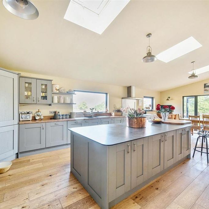 5 bedroom detached house to rent - Photo 1