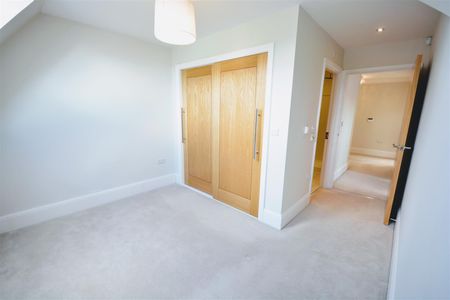 Pitt Road, Epsom, Surrey, KT17 4ET - Photo 2