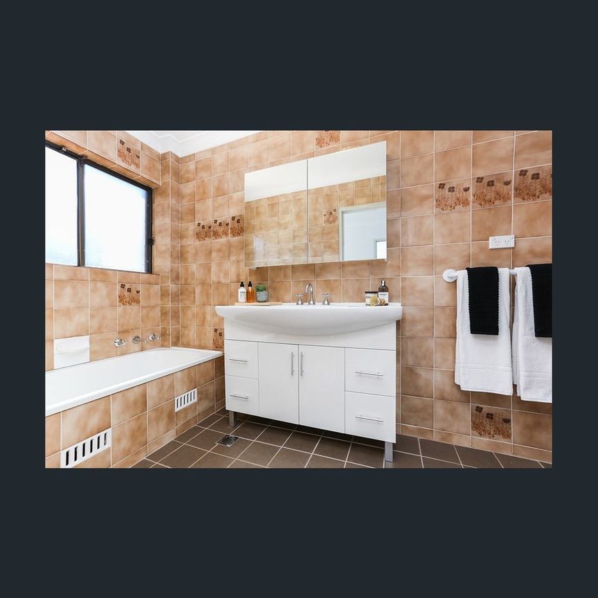 Spacious townhouse in convenient location - Photo 1