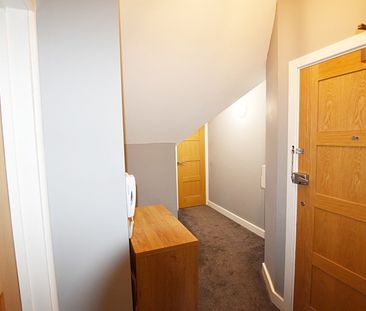 Very well presented top floor two double bedroom furnished apartment within a Victorian House - Photo 6