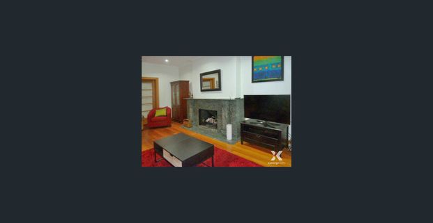 Spacious Tudor-Style Apartment with Grand Entrance and Lounge. - Photo 1