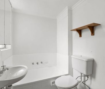 Renovated two bedroom apartment - Photo 4