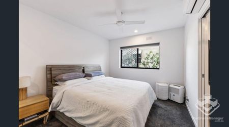 Spacious 2-Bedroom Apartment with Expansive Balcony - Photo 3