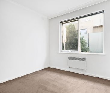 RARE THREE BEDROOM HOME IN LEAFY, QUIET LOCATION! - Photo 2