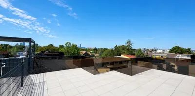 FULLY FURNISHED & EQUIPPED! 2 Bedroom Penthouse with 30 m² rooftop terrace! Garage! Nähe U2! - Photo 2