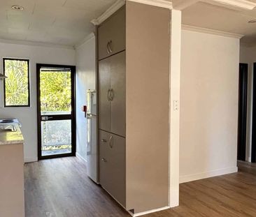 Modern apartment with mountain views - Photo 2