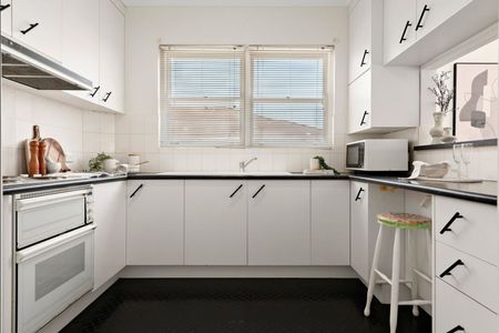 Elevated Apartment with Waterviews - Rear Apartment - Photo 5