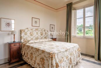 Villa ottocentesca con piscina nelle colline lucchesi