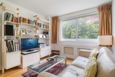 A charming three bedroom apartment in St John’s Wood. - Photo 2