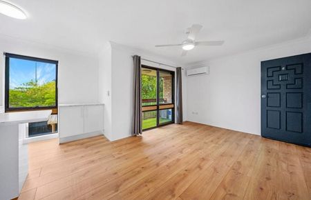 Open Plan Bright Unit! - Photo 2