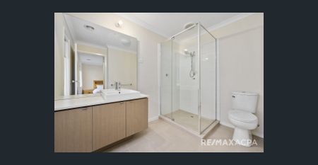 Exquisite Lakeside Living - Photo 2