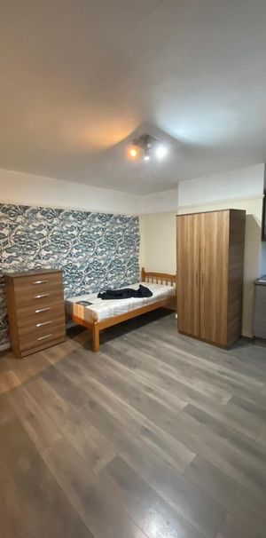 1 bedroom in a flat share to rent - Photo 1