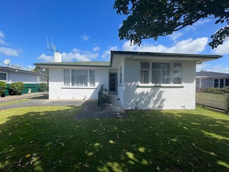 Family Home in Quiet Culdesac - Photo 3
