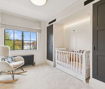 A stylishly designed five bedroom family home - Photo 4