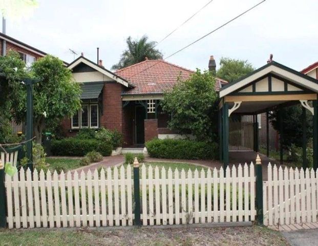 Charming 5-Bedroom Federation-Style Bungalow in Prime Location 9-Minute Walk to West Ryde Station! - Photo 1