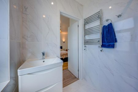 1 bedroom in a house share to rent - Photo 2