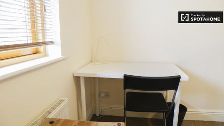 Bed for rent in 5-bedroom apartment in Ballymun, Dublin - Photo 5