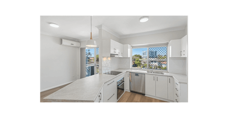 Stylish Top Floor Apartment in the Heart of Nundah - Photo 5