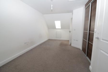 4 bedroom semi-detached house to rent - Photo 5