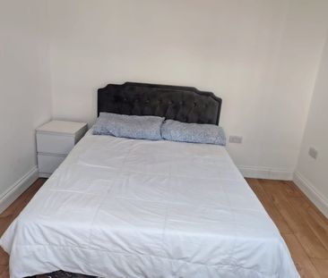 Studio Flat, St Heliers Avenue, TW3 - Photo 1