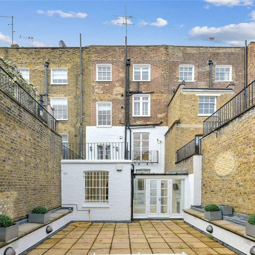 An expertly refurbished six bedroom house situated on this prestigious Knightsbridge garden square. - Photo 1