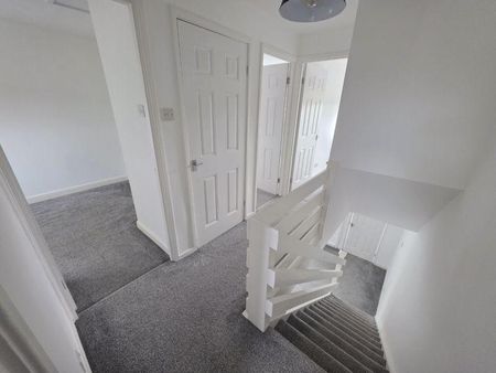 3 bedroom end of terrace house to rent - Photo 4