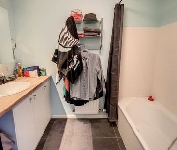 Goed gelegen appartement met 2 slaapkamers, terras en autostaanplaa... - Photo 4