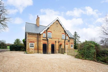 Recently refurbished throughout, this home is a comfortable detached property with a large garden, set in a quiet rural location near to Stanton Harcourt. - Photo 5